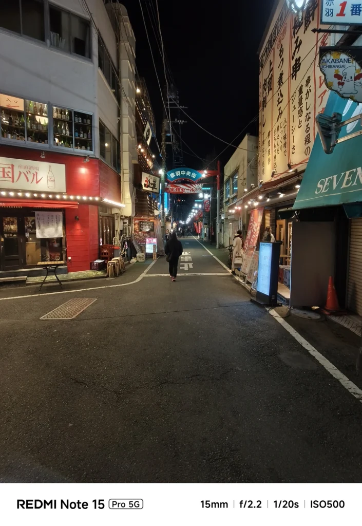 多くの看板が並ぶ夜の赤羽「一番街」商店街の入り口。広角を活かした奥行きある構図。Redmi Note 15 Pro 5G(15mm/夜景モード)で撮影。