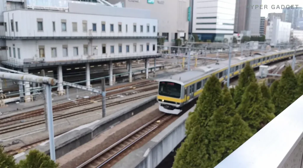 線路を走行する黄色い電車の動きを捉えた、動体撮影テスト動画の切り出し。Redmi Note 15 Pro 5Gで撮影。