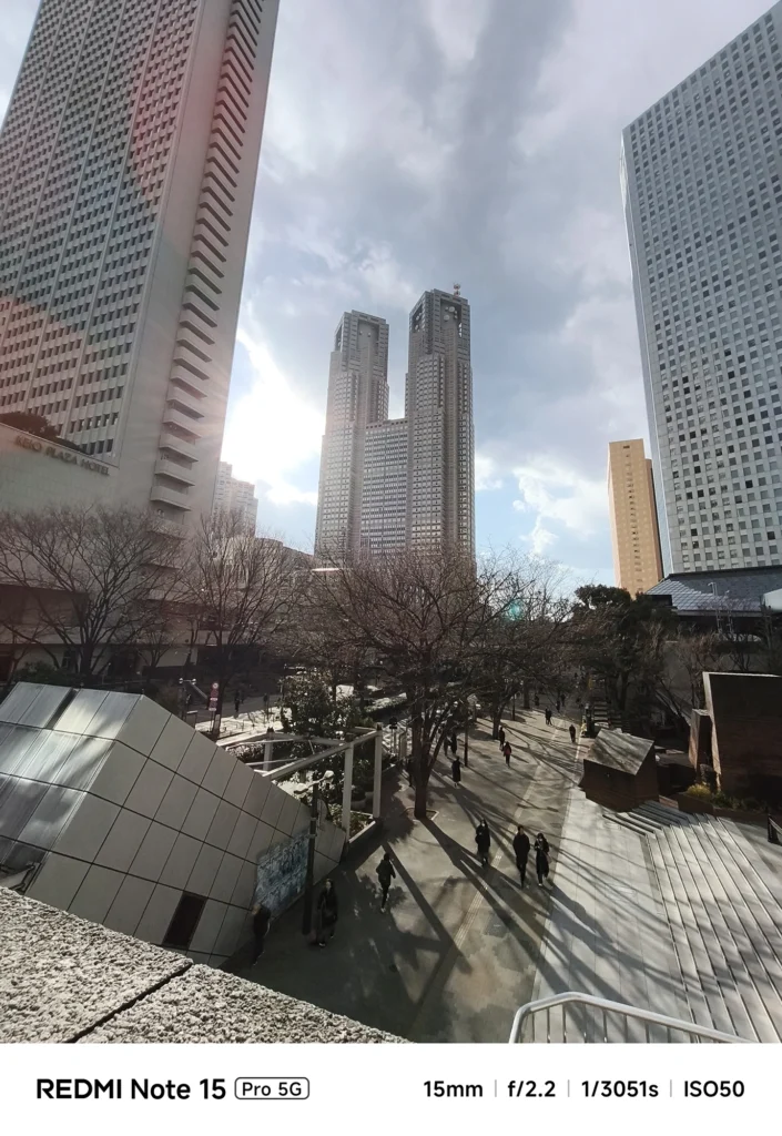 Redmi Note 15 Pro 5G 超広角カメラ作例。新宿の都庁舎と京王プラザホテルを15mmの広角で捉えた街並みの描写。