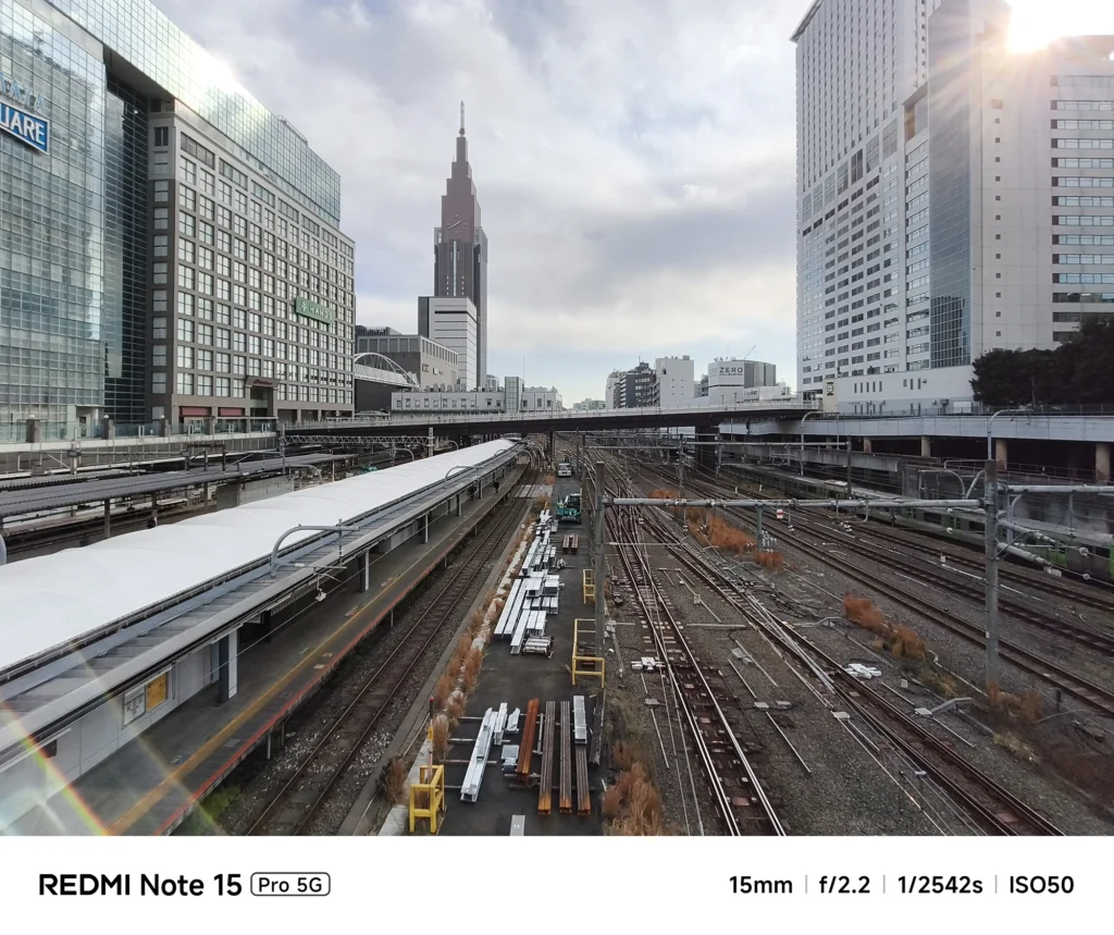 Redmi Note 15 Pro 5G 超広角カメラによる鉄道線路と都心のスカイライン。15mm f/2.2での広範囲な描写テスト。