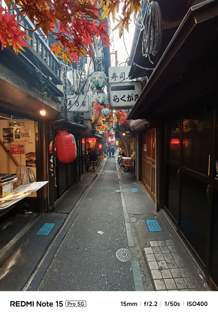 Redmi Note 15 Pro 5G 超広角カメラによる新宿「思い出横丁」のスナップ。狭い路地裏のパースを活かした15mmの描写。