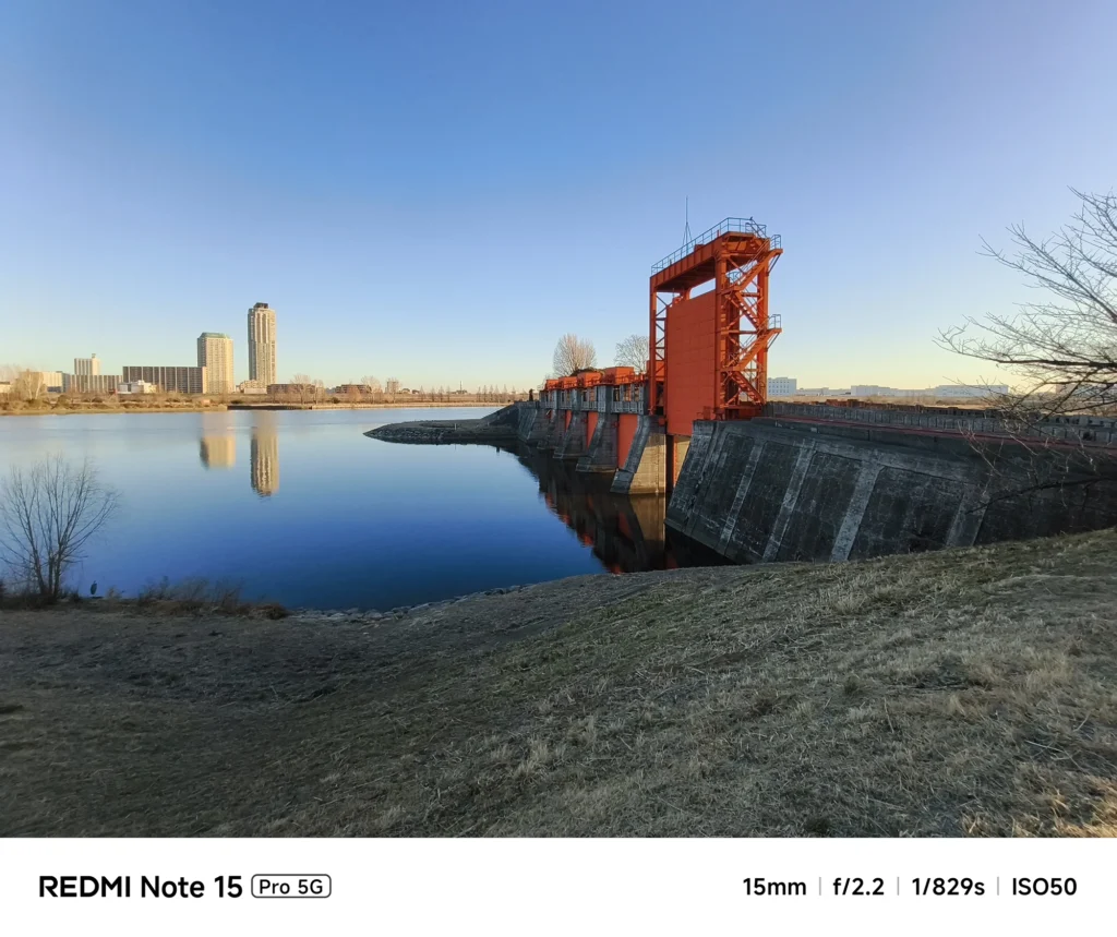 Redmi Note 15 Pro 5G 実機レビュー。岩淵水門周辺の広大な風景を15mm f/2.2、ISO50の低感度でクリアに捉えた作例。