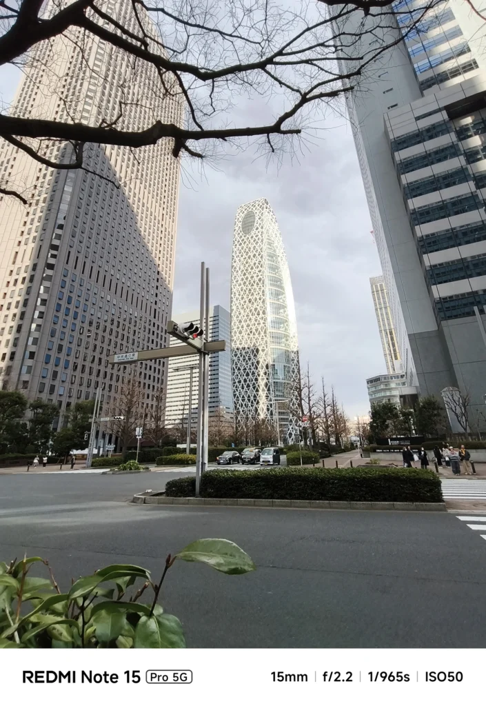 Redmi Note 15 Pro 5Gで撮影した新宿モード学園コクーンタワー。超広角15mmによるダイナミックなビル見上げショット。