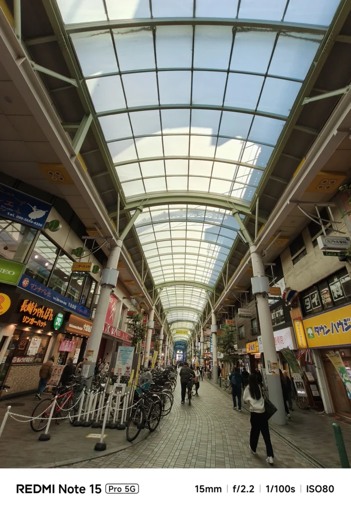 Redmi Note 15 Pro 5G 超広角カメラ作例。商店街アーケードの巨大なガラス屋根を15mmの画角で見上げた建築写真。