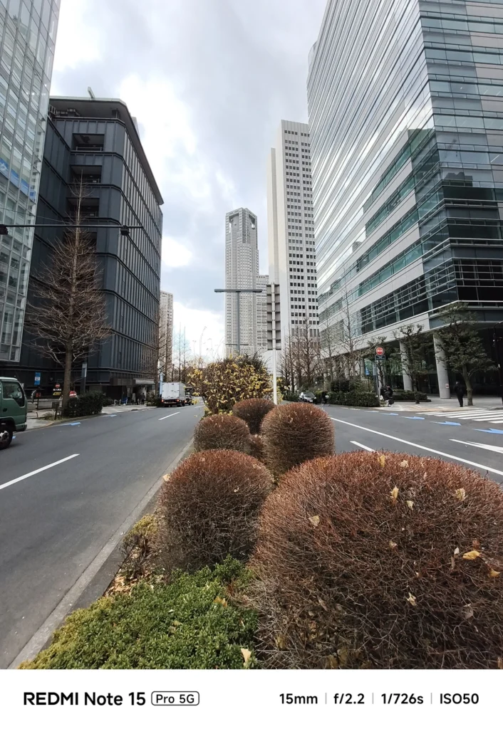 Redmi Note 15 Pro 5G 実機レビュー。新宿の高層ビル群を超広角カメラ(f/2.2, ISO50)で広く捉えた風景写真。
