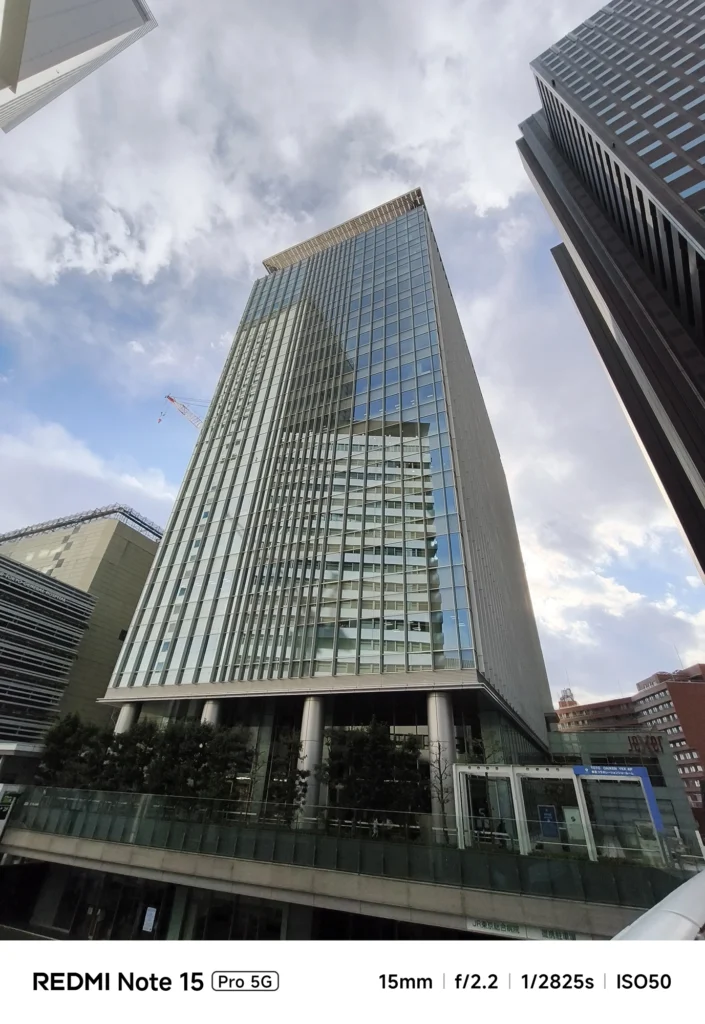 Redmi Note 15 Pro 5Gの超広角カメラによるビル群の見上げショット。15mmの画角を活かした建築物撮影。