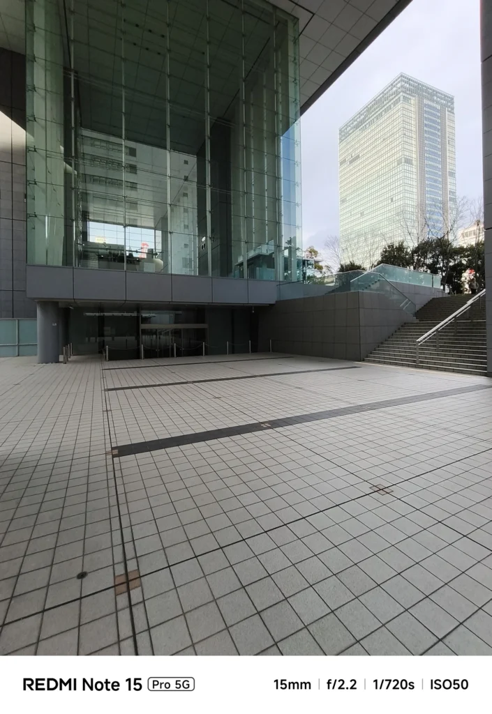 Redmi Note 15 Pro 5G 超広角カメラ作例。近代建築のガラス壁面と広場を歪み少なく描写した実測データ。