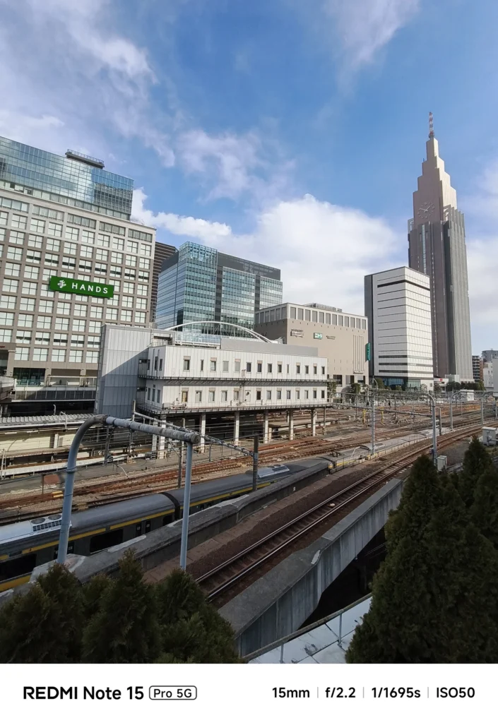 Redmi Note 15 Pro 5G 超広角15mmで捉えた新宿駅周辺。線路とドコモ代々木ビル、タカシマヤタイムズスクエアの遠景。