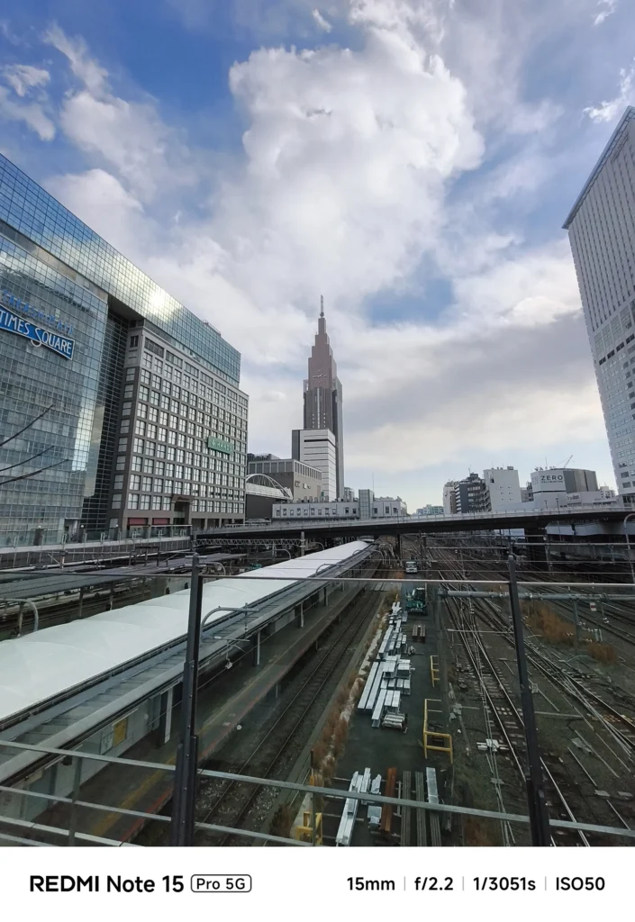 Redmi Note 15 Pro 5G 超広角カメラ実機レビュー。新宿駅南口方面の広大な線路群とビル群のパノラマ描写。