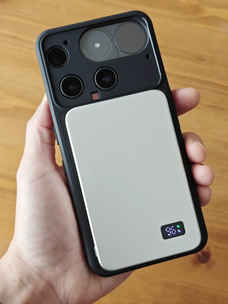 Nothing Phone (3)にMagSafe対応ケース越しに貼り付けたモバイルバッテリーの様子