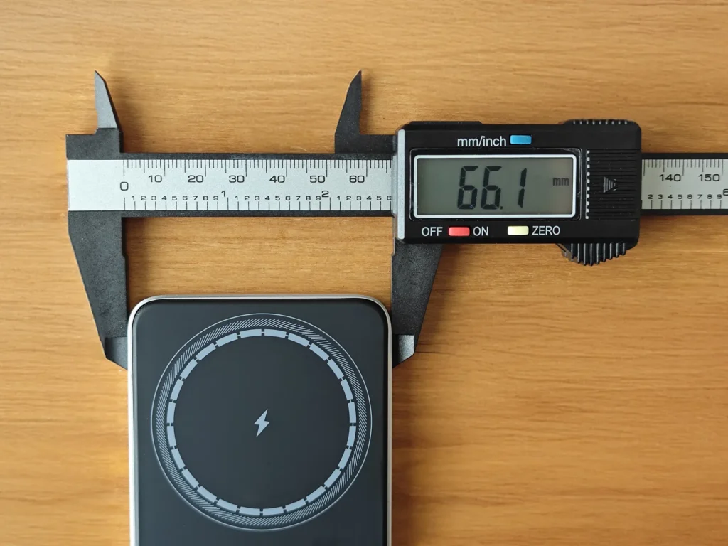 デジタルノギスでモバイルバッテリーの横幅(66.1mm)を実測しているシーン