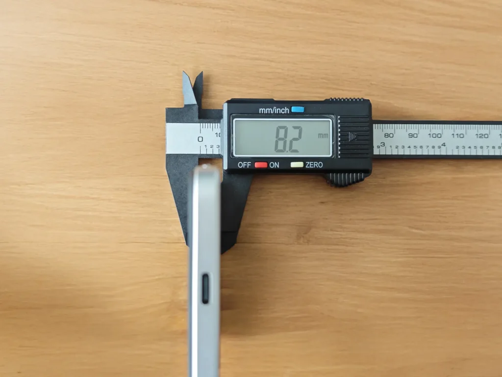 デジタルノギスで超薄型モバイルバッテリーの厚み(8.2mm)を計測し薄さを強調した写真