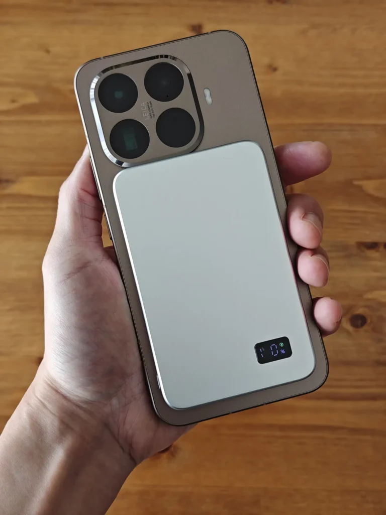 Xiaomi 15T Proの背面にMagSafeで吸着した超薄型モバイルバッテリーの装着例