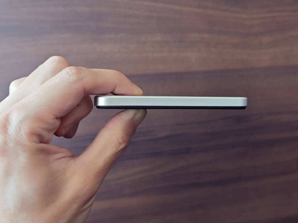 指先で挟めるほど薄い、厚さ約8mmのMagSafe互換モバイルバッテリーの側面写真