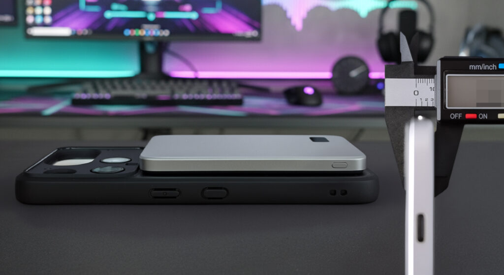 デジタルノギスで薄型のMagSafe互換マグネット式ワイヤレスモバイルバッテリーの厚みを測定している様子(ゲーミングデスク背景)