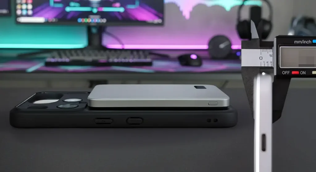 デジタルノギスで薄型のMagSafe互換マグネット式ワイヤレスモバイルバッテリーの厚みを測定している様子(ゲーミングデスク背景)