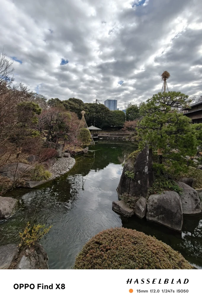 詳細: Find X9（前モデル比較用）の15mm超広角による風景描写。広いダイナミックレンジにより、複雑な雲の表情から庭園の細部まで黒つぶれなく描き出している。