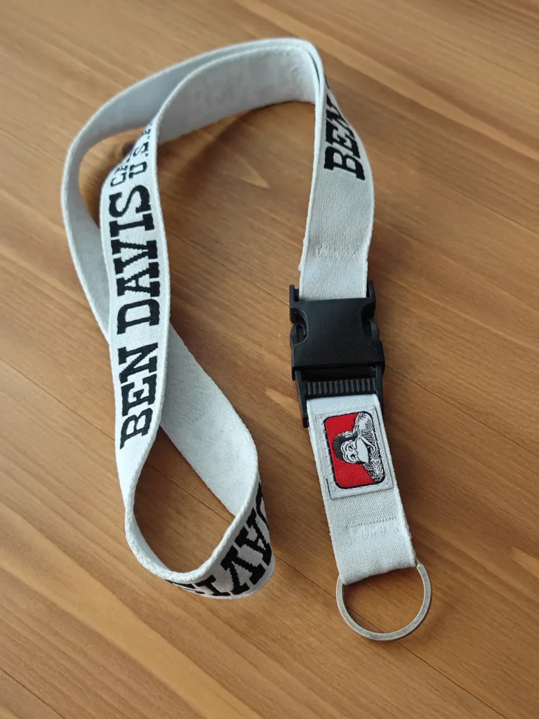 BEN DAVISのネックストラップ