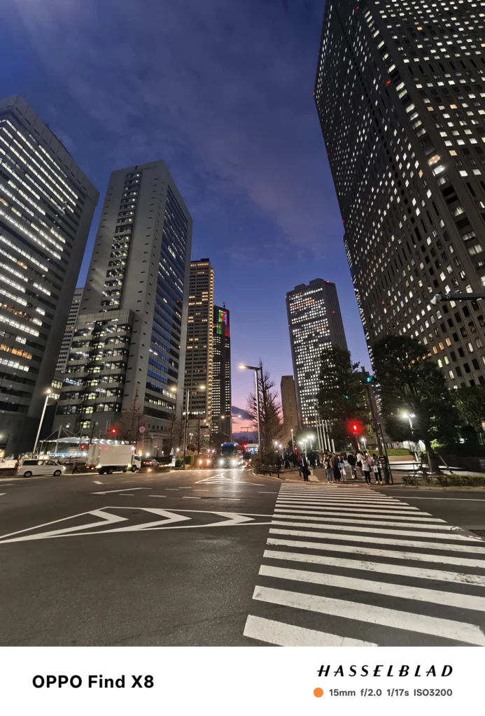 Find X8 (061bda): 同一地点での夜景比較。Find X9（ISO4000）とFind X8（ISO3200）のノイズ処理やダイナミックレンジの差を確認できる。