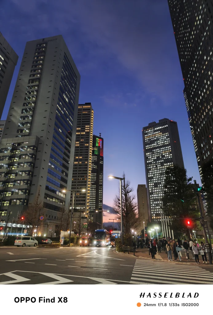 Find X8 (061bfa): 24mm f/1.8での夜景。Find X9の方がより広範囲の明暗を丁寧に描き分けていることがわかる比較画像。