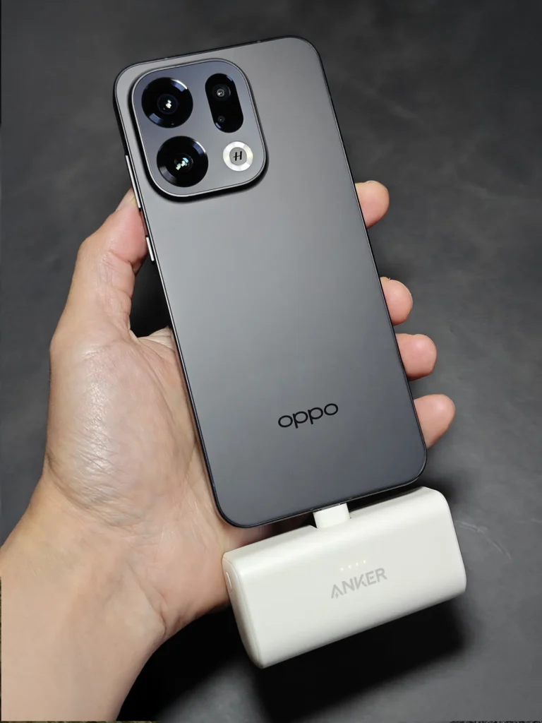 OPPO Find X9にAnkerの充電アクセサリーを接続した状態（モバイルバッテリー充電テスト）