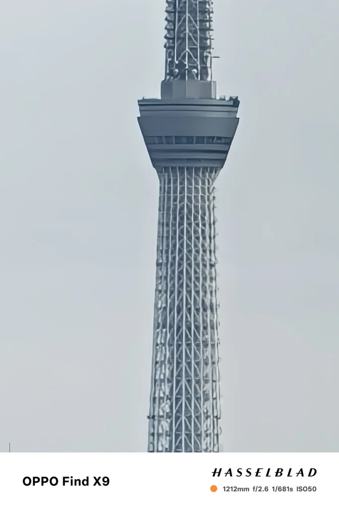 OPPO Find X9 1212mmの超望遠作例。東京スカイツリーの中腹〜展望台下を大きく切り取った画