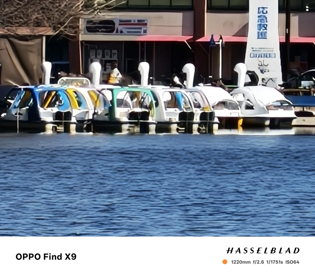 OPPO Find X9 1220mmで撮影したボート乗り場。白鳥ボートの並びを極端な超望遠でクローズアップ