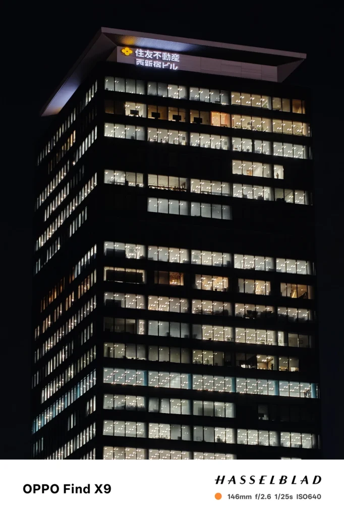 端末名：Find X9／カメラ：望遠／焦点距離：146mm相当／内容：暗い空に浮かぶ高層ビルの窓明かりを望遠で圧縮し、点光源の連なりが都市夜景のリズムと静けさを強調する