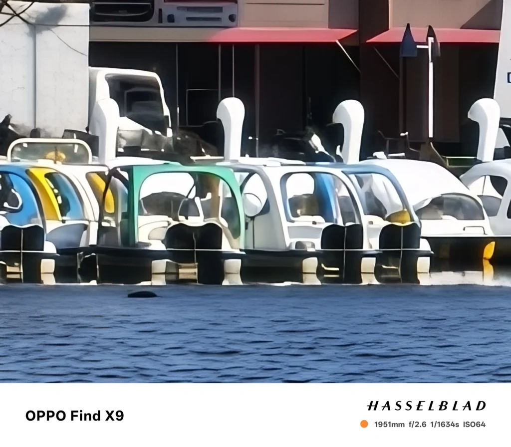 OPPO Find X9で撮影した1951mm相当の超望遠、スワンボートの並びを極端に拡大した写真