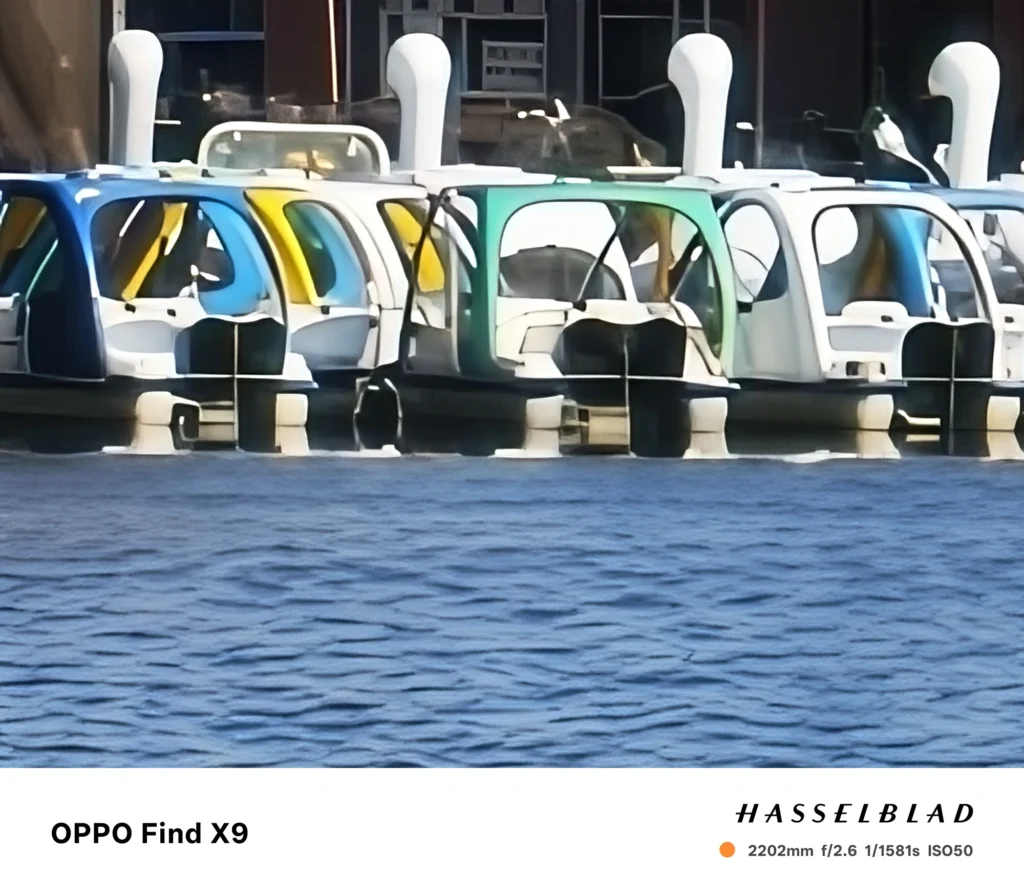 OPPO Find X9で撮影した2202mm相当の超望遠、スワンボートの座席や窓枠を大きく切り取った写真