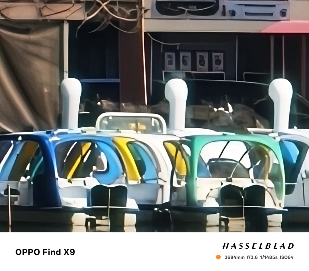 OPPO Find X9で撮影した2684mm相当の超望遠、スワンボートの窓と船体を極端に拡大した写真