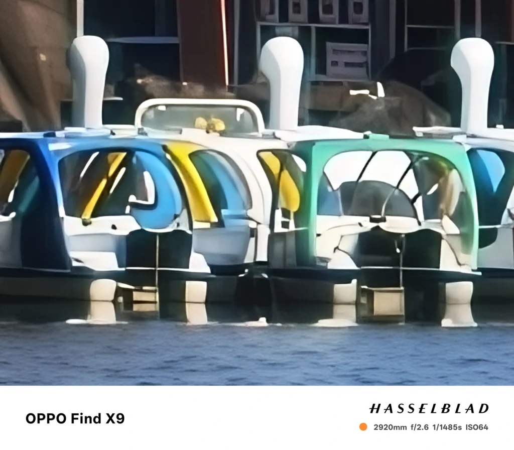 OPPO Find X9で撮影した2920mm相当の超望遠、スワンボートの座席付近を最大倍率で拡大した写真