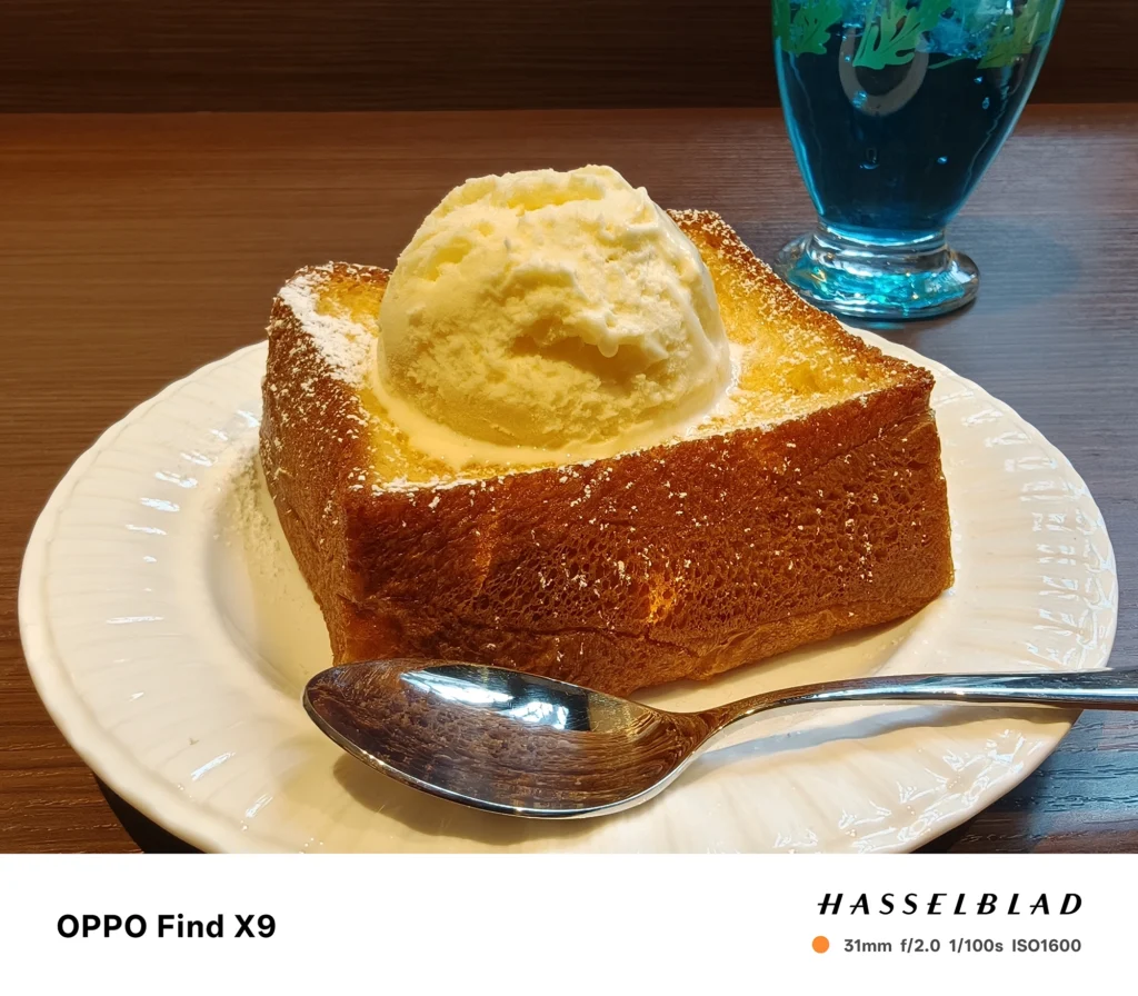 Find X8（0613a4）: 前モデルとの比較。33mmの画角で捉えた同様のスイーツ写真。