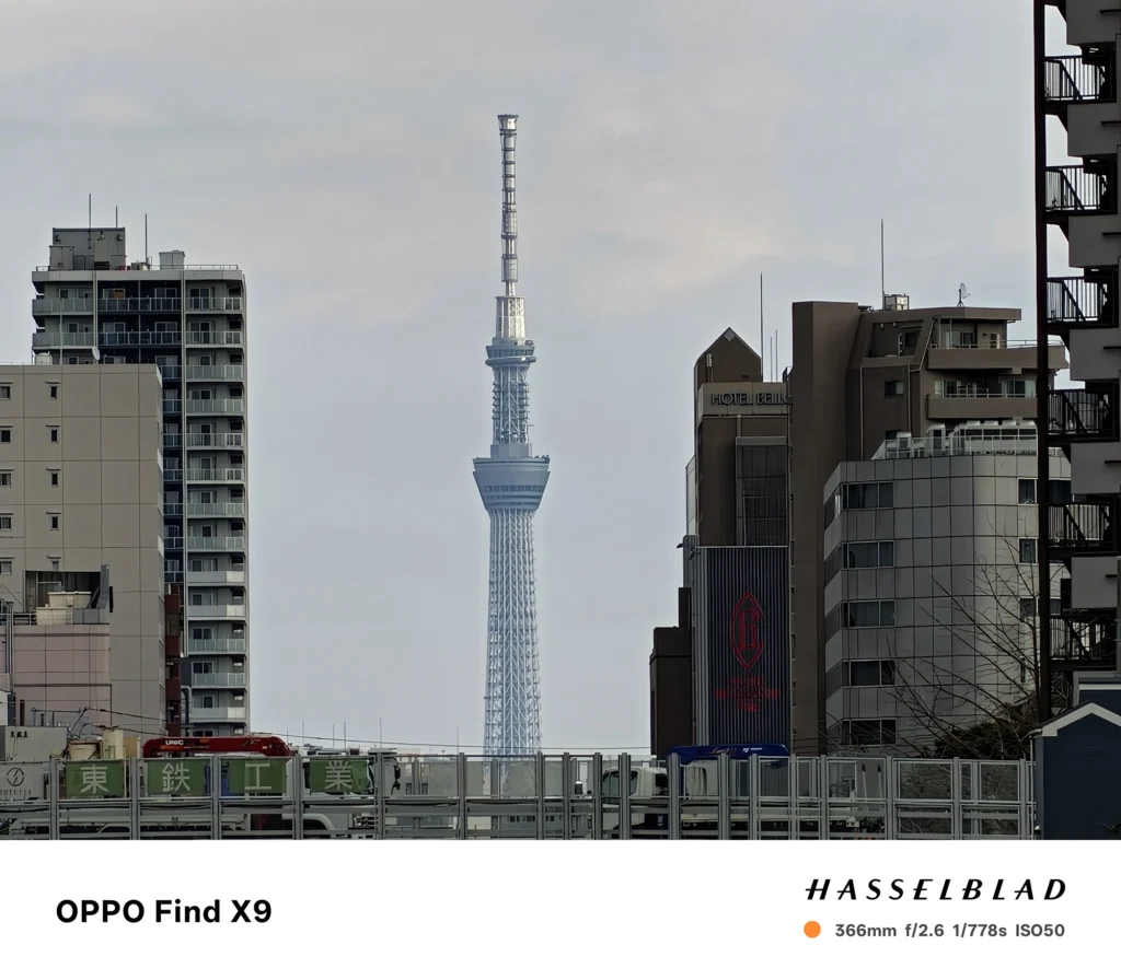 366mm（スカイツリー）: OPPO Find X9で撮影した366mm相当の超望遠写真。東京スカイツリーの展望部と鉄骨を中心に寄せた遠景カット。