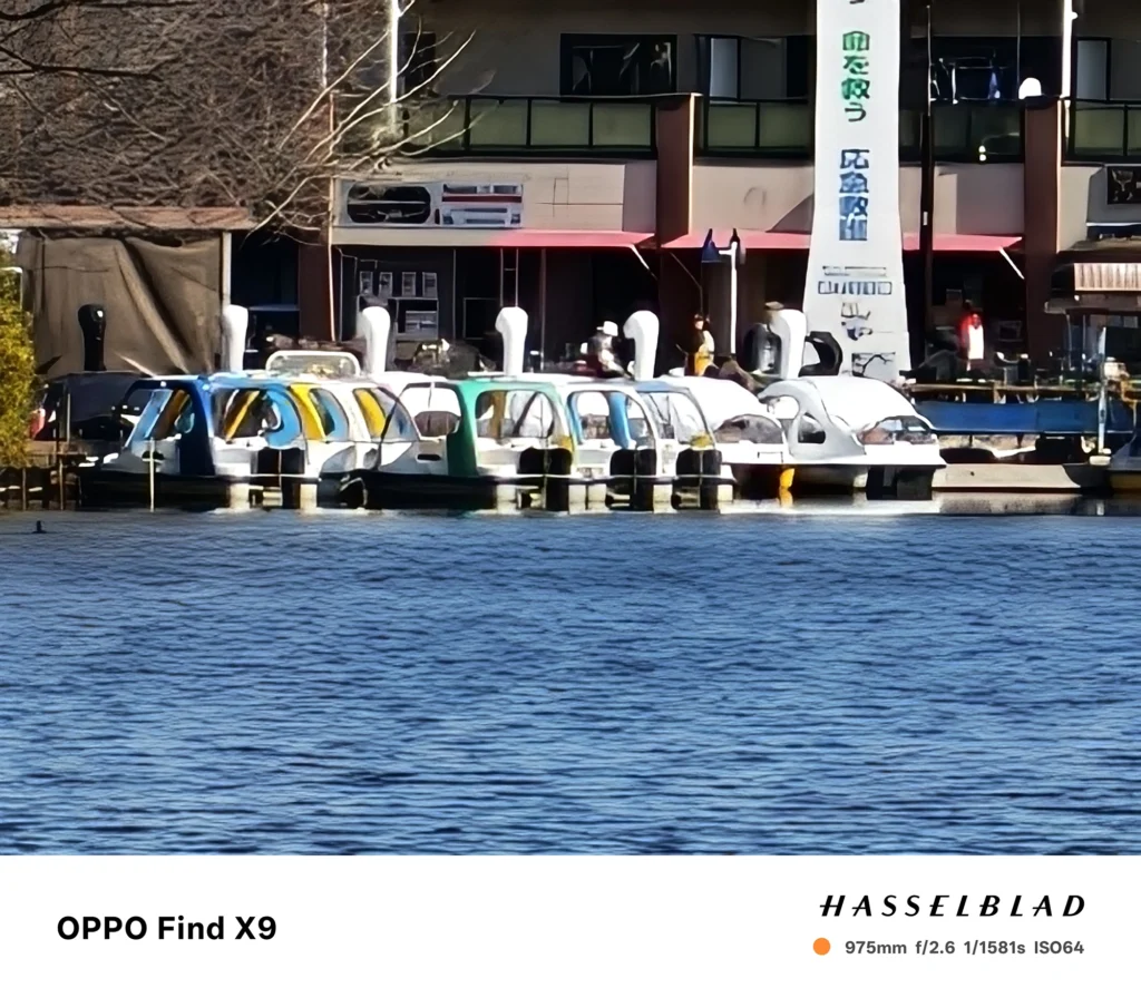 OPPO Find X9 975mmで撮影。湖面越しに白鳥ボートを強く引き寄せた超望遠カメラ作例