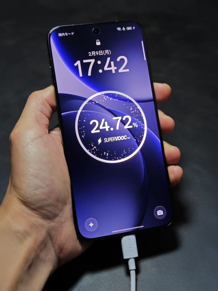OPPO Find X9を有線充電中のロック画面：バッテリー24.72%表示とSUPERVOOCロゴ（急速充電）