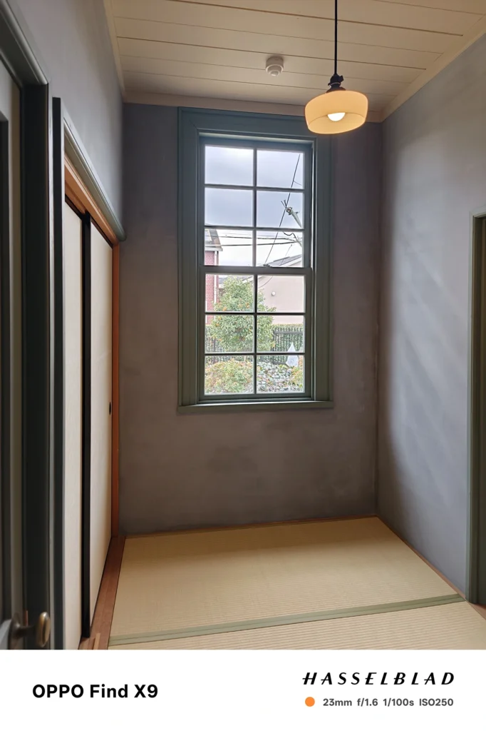端末名：OPPO Find X9／カメラ：メイン（広角）／焦点距離：23mm相当／内容：畳の部屋に置かれた白い鉢植えと奥の窓、引き戸が入る室内風景で外光がやわらかく差し込む