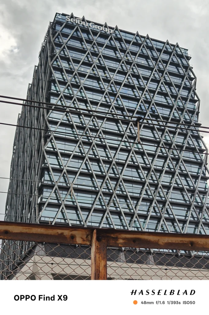 OPPO Find X9 メインカメラ2x（48mm）で撮影：Seibu Groupの高層ビルを見上げた格子状ファサード