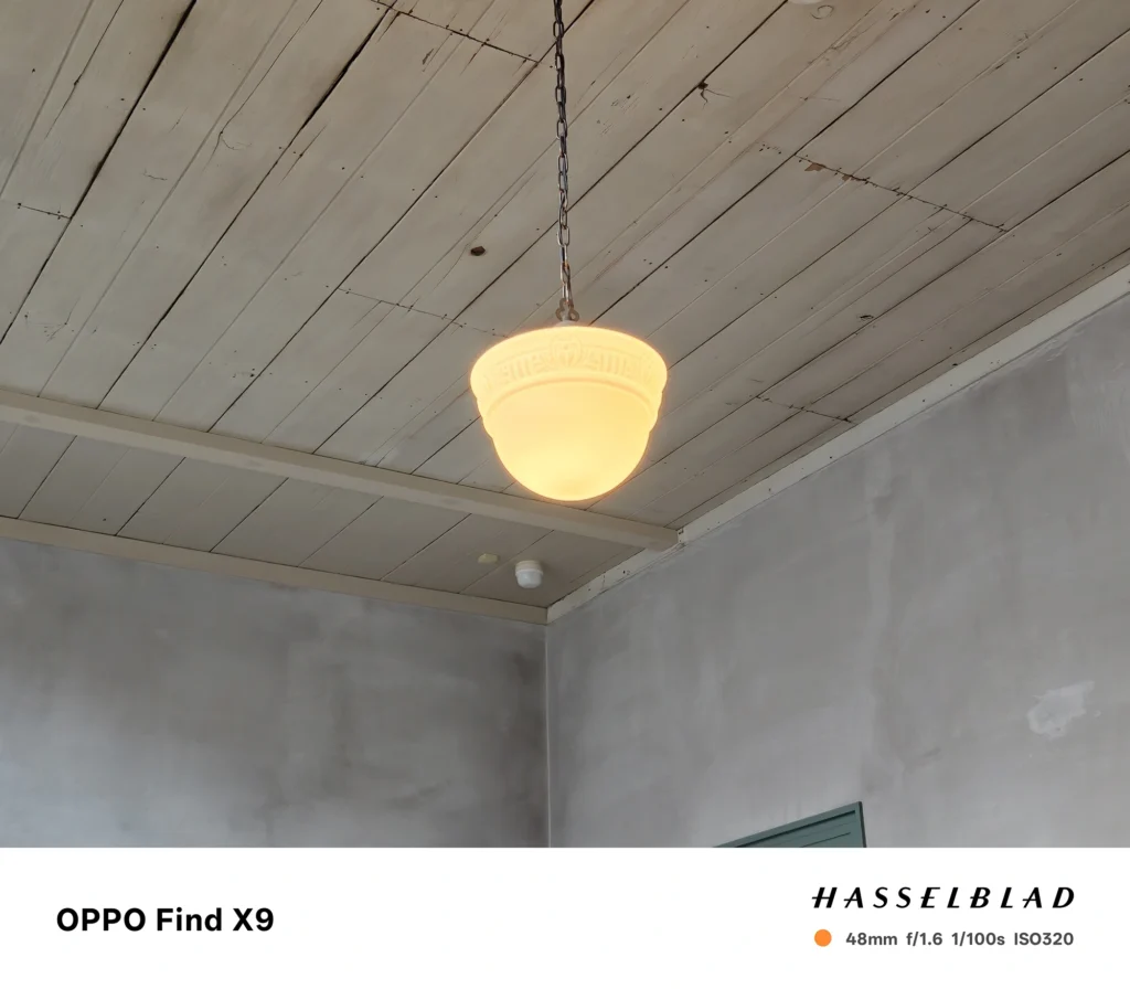 OPPO Find X9 メインカメラ2x（48mm）で撮影：木天井と吊り下げ照明、室内の暖色光