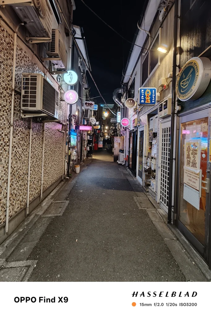 Find X9／カメラ：超広角／焦点距離：15mm相当／内容：飲食店の灯りが並ぶ路地を見通し良く写し、建物の質感と光の階調が両立する夜景