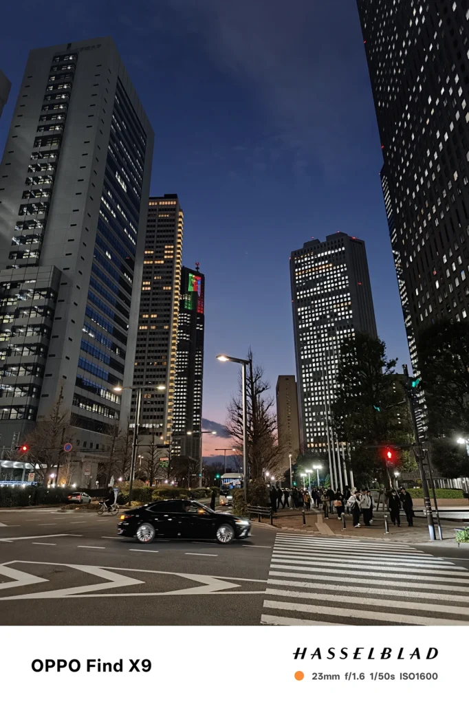 Find X9 (061bff): メインカメラによる夜のビル群。f/1.6の明るいレンズと高度な画像処理により、暗所でも黒つぶれを抑えたクリアな描写。