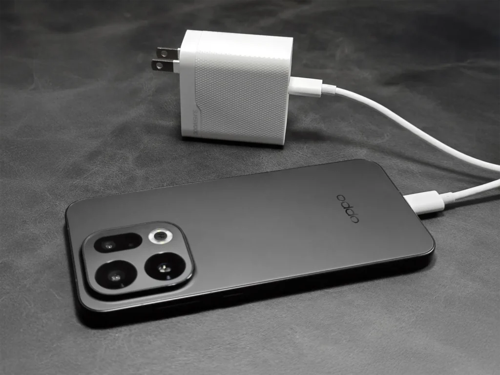 OPPO Find X9をOPPO SUPERVOOC 67Wデュアルポート急速充電アダプターで有線充電している接続状態（充電テスト環境）