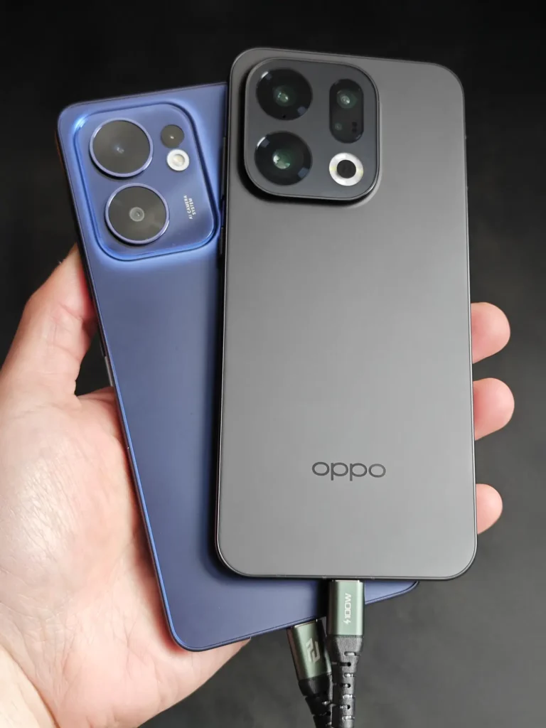 OPPO Find X9とOPPO Reno13 Aを同時に有線接続した比較シーン（USB-Cケーブル接続状態）