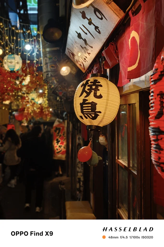 焼鳥の提灯を48mmポートレートで撮影（OPPO Find X9）。背景の店舗灯りを大きな玉ボケにした夜景作例。