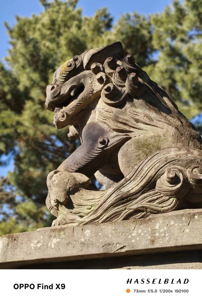 狛犬を73mmで撮影（OPPO Find X9）。彫刻の陰影と解像感を重視した作例。