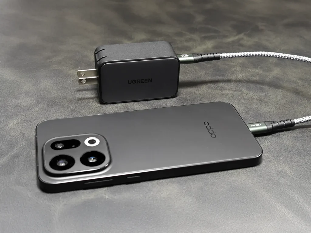 UGREEN Nexode 65W＋USB-CケーブルでOPPO Find X9を充電している様子（充電器比較テスト）