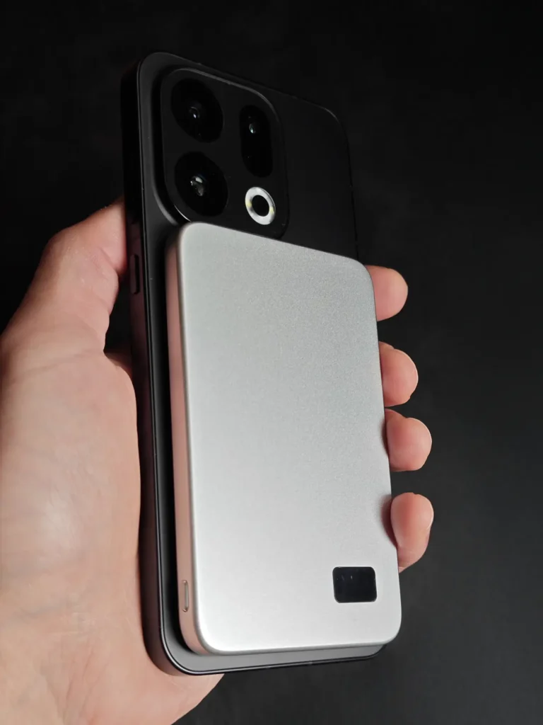 OPPO Find X9背面にワイヤレス対応薄型モバイルバッテリーを装着して給電（携帯充電の実用イメージ）