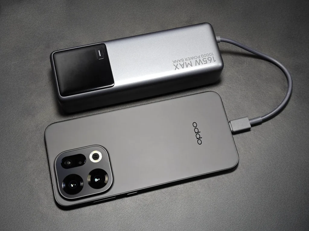 OPPO Find X9をXiaomi 165W Power Bank 10000mAh (Integrated Cableで有線充電している接続状態（充電テスト）