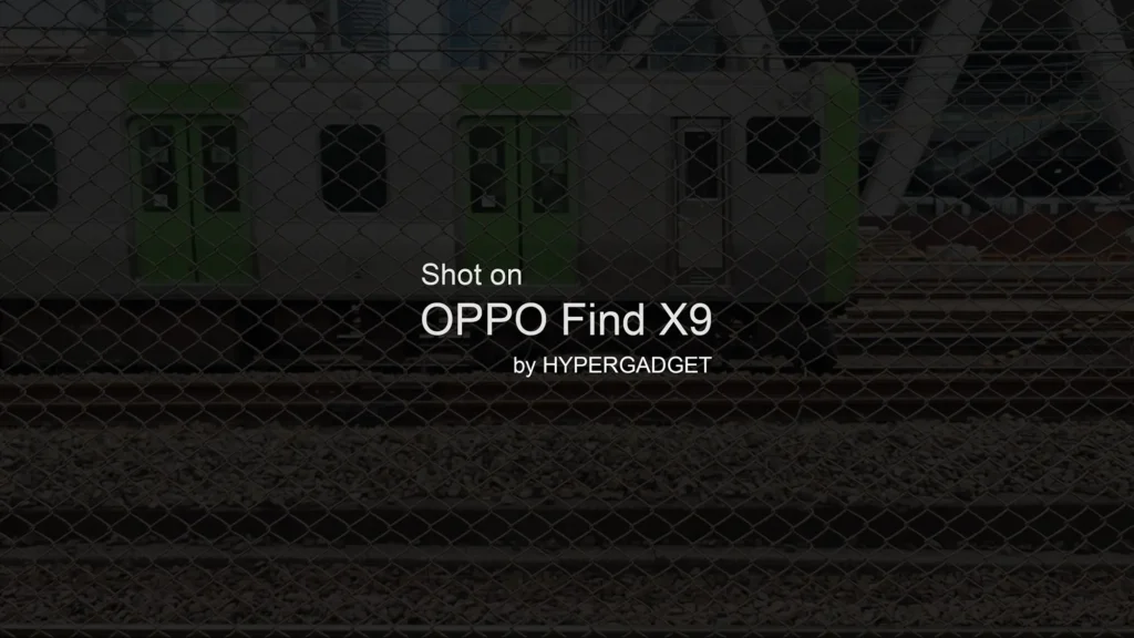 OPPO Find X9／カメラ：確認不能／焦点距離：確認不能mm相当／内容：フェンス越しの線路と電車を背景に「Shot on OPPO Find X9」のタイトルを中央配置した暗めのオープニング画面