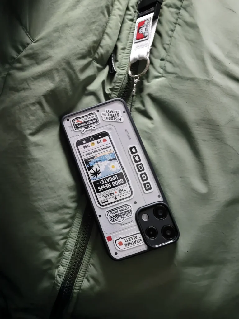 カスタマイズしたNothing Phone (3a) Liteを首からぶら下げている様子